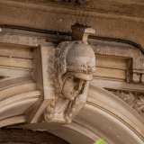 In cima al suo ingresso spicca il capo della dea Minerva